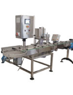 Αυτόματο ογκομετρικό μηχάνημα με 1 κεφαλή γεμίσματος. Φέρει ταινία ροής για την συσκευασία προς γέμισμα. Από πάνω τα μπεκ που γεμίζουν τις συσκευασίες ακολουθούμενα από τα φωτοκύτταρα αισθητήρια για την ενεργοποίησή τους. Στο μηχάνημα πάνω υπάρχει και ο πίνακας ελέγχου του με τα κουμπιά εναλλαγής λειτουργίας χρήσης από αυτόματο σε χειροκίνητο. Δεξιά από τον πίνακα ελέγχου έχουμε το δοχείο παροχής ρευστών προϊόντων που περνά μετά στις αντλίες και από εκεί στα μπεκ για να καταλήξει στο δοχείο - συσκευασία. Το μηχάνημα είναι εξολοκλήρου ανοξείδωτο και πληρεί όλες τις προδιαγραφές υγειονομίας.