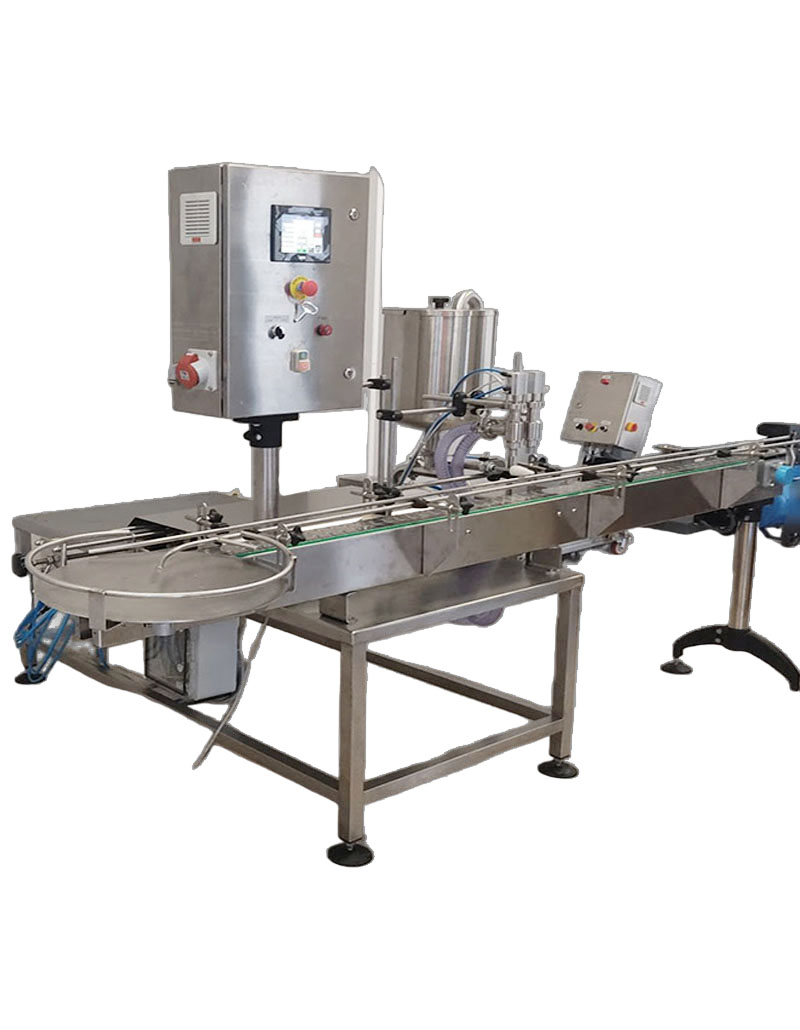 new 2 Αυτόματο ογκομετρικό μηχάνημα με 1 κεφαλή γεμίσματος. Φέρει ταινία ροής για την συσκευασία προς γέμισμα. Από πάνω τα μπεκ που γεμίζουν τις συσκευασίες ακολουθούμενα από τα φωτοκύτταρα αισθητήρια για την ενεργοποίησή τους. Στο μηχάνημα πάνω υπάρχει και ο πίνακας ελέγχου του με τα κουμπιά εναλλαγής λειτουργίας χρήσης από αυτόματο σε χειροκίνητο. Δεξιά από τον πίνακα ελέγχου έχουμε το δοχείο παροχής ρευστών προϊόντων που περνά μετά στις αντλίες και από εκεί στα μπεκ για να καταλήξει στο δοχείο - συσκευασία. Το μηχάνημα είναι εξολοκλήρου ανοξείδωτο και πληρεί όλες τις προδιαγραφές υγειονομίας.