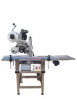 Μπροστά όψη ετικετέζας. Από πάνω, ο μηχανισμός και τα καρούλια τοποθέτησης της ετικέτας,στη συνέχεια ο κύλινδρος επικόλλησης, από κάτω η ταινία μήκους 1,5m για την αυτόματη κατεύθυνση των προϊόντων και κόλληση της ετικέτας τους. Ακριβώς από κάτω ο μικρός πίνακας χειρισμού και εναλλαγής από αυτόματη σε χειροκίνητη λειτουργία (auto - manual).