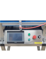 Μποστινή όψη του πίνακα ελέγχου με την οθόνη του μηχανήματος και τα διπλα της τα κουμπιά εναλλαγής από αυτόματο (auto) σε χειροκίνητο (manual) καθώς επίσης και το κουμπί STOP σε περίπτωση βλάβης ή έκτακτης ανάγκης.