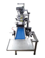 Δεξιά πλάγια όψη του μηχανήματος - ετικετέζα. Στο τέλος της ταινίας βλέπουμε τον δίσκο - επιφάνεια συλλογής των συσκευασιών που έχουν κολλημένες τις ετικέτες ήδη πάνω τους.