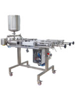 Μπροστινή - Πλάγια όψη του Γεμιστικού Μηχανήματος με τρεις κεφαλές και ανοιχτό το καπάκι προστασίας πάνω από τις ογκομετρικές κεφαλές.