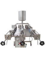 Μπροστινή όψη του Γεμιστικού Μηχανήματος με τρεις κεφαλές χωρίς το INOX καπάκι προστασίας πάνω από τις ογκομετρικές κεφαλές.