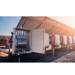 Λήψη πίσω από το φωτοβολταϊκό πάνελ σε ένα φωτοβολταϊκό πάρκο. Οι μπαταρίες και ο πίνακας φόρτισης στην σειρά πίσω από το πάνελ.