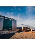 Φωτοβολταϊκό πάρκο. Μπροστά στα αριστερά ο σταθμός φόρτισης και συλλογής της ενέργειας και από πίσω - δεξιά τα φωτοβολταϊκά πάνελ